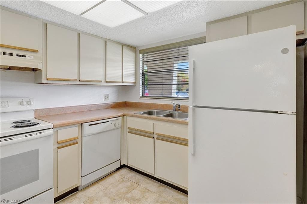 151 Cypress Way E D3, Naples, FL 34110-8