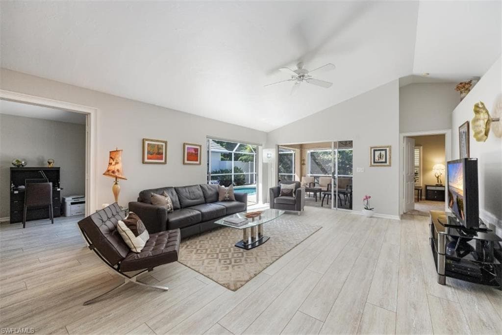 78 Fountain Cir, Naples, FL 34119-9