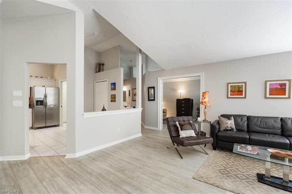 78 Fountain Cir, Naples, FL 34119-11