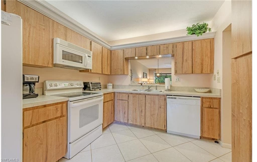 1810 Kings Lake Blvd 103, Naples, FL 34112-5