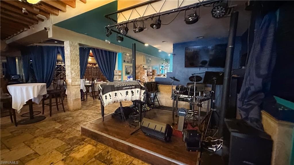 852 5th Ave S, Naples, FL 34102-8