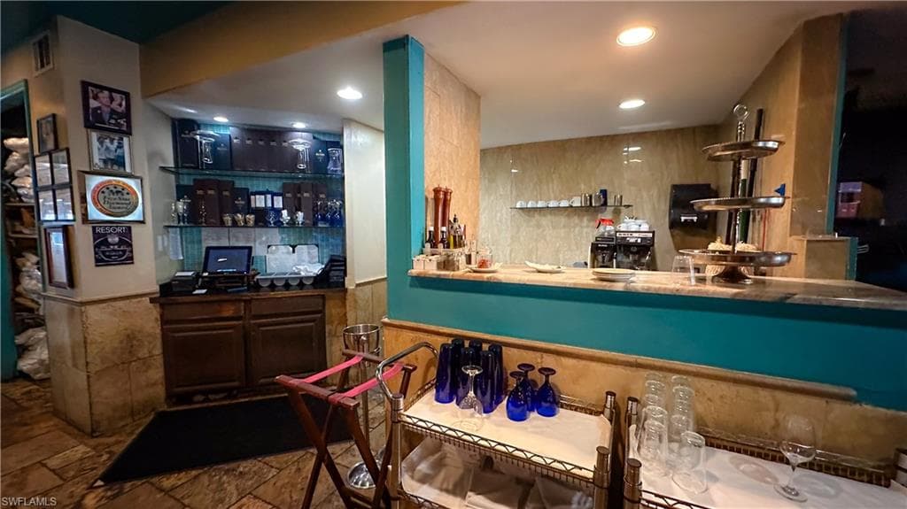 852 5th Ave S, Naples, FL 34102-20