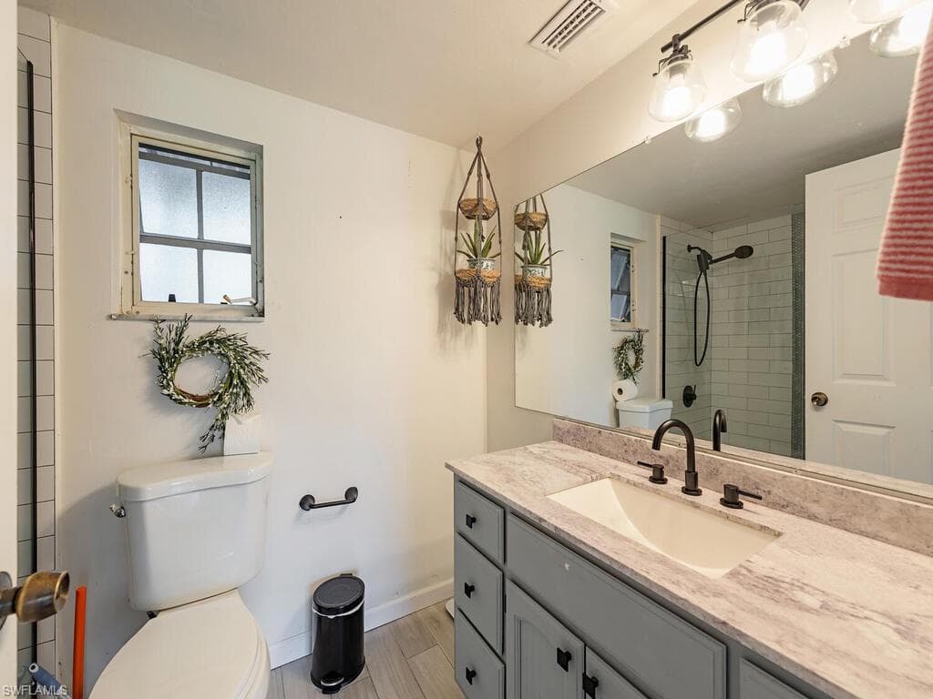 158 4th St, Naples, FL 34113-8