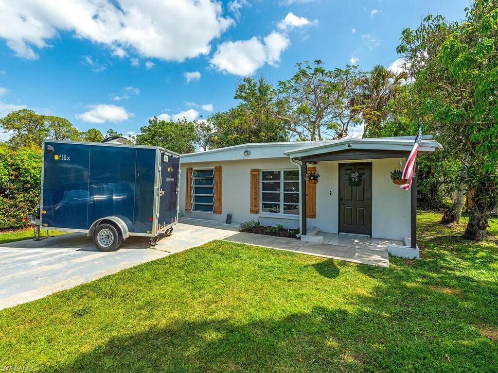 158 4th St, Naples, FL 34113-1