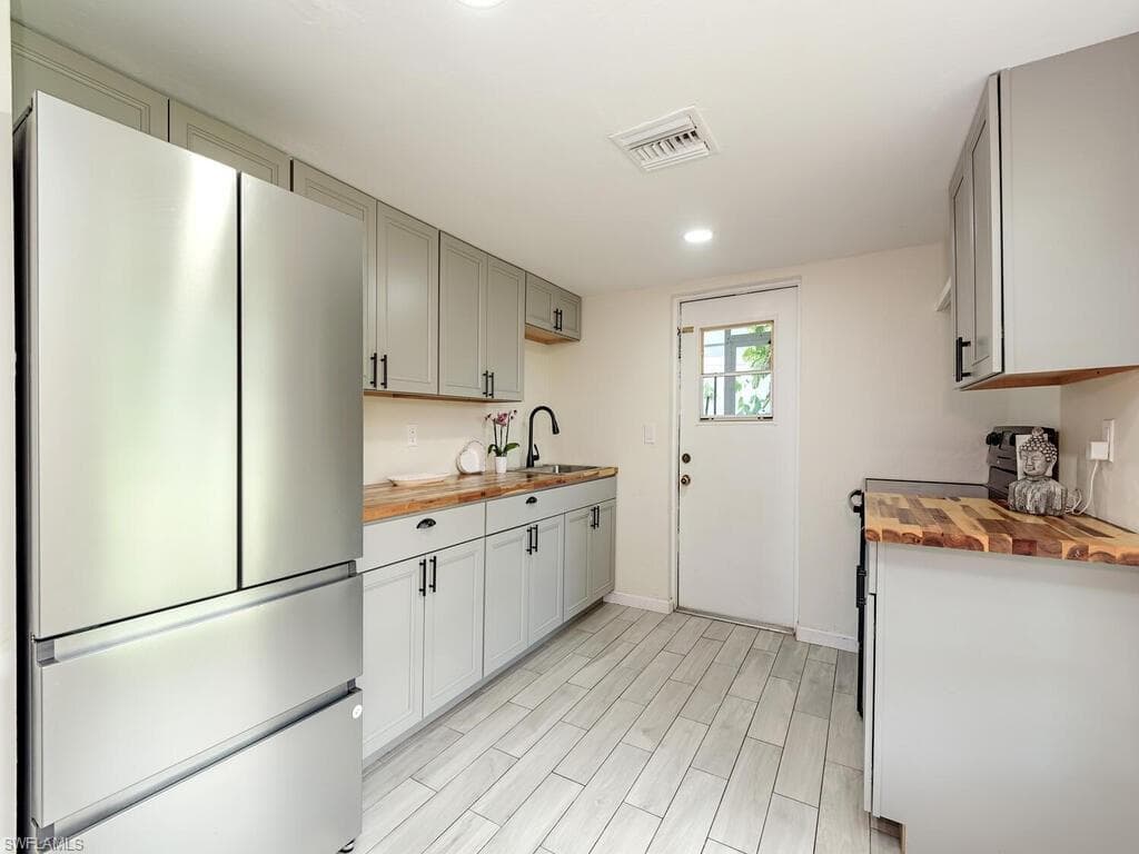 158 4th St, Naples, FL 34113-5