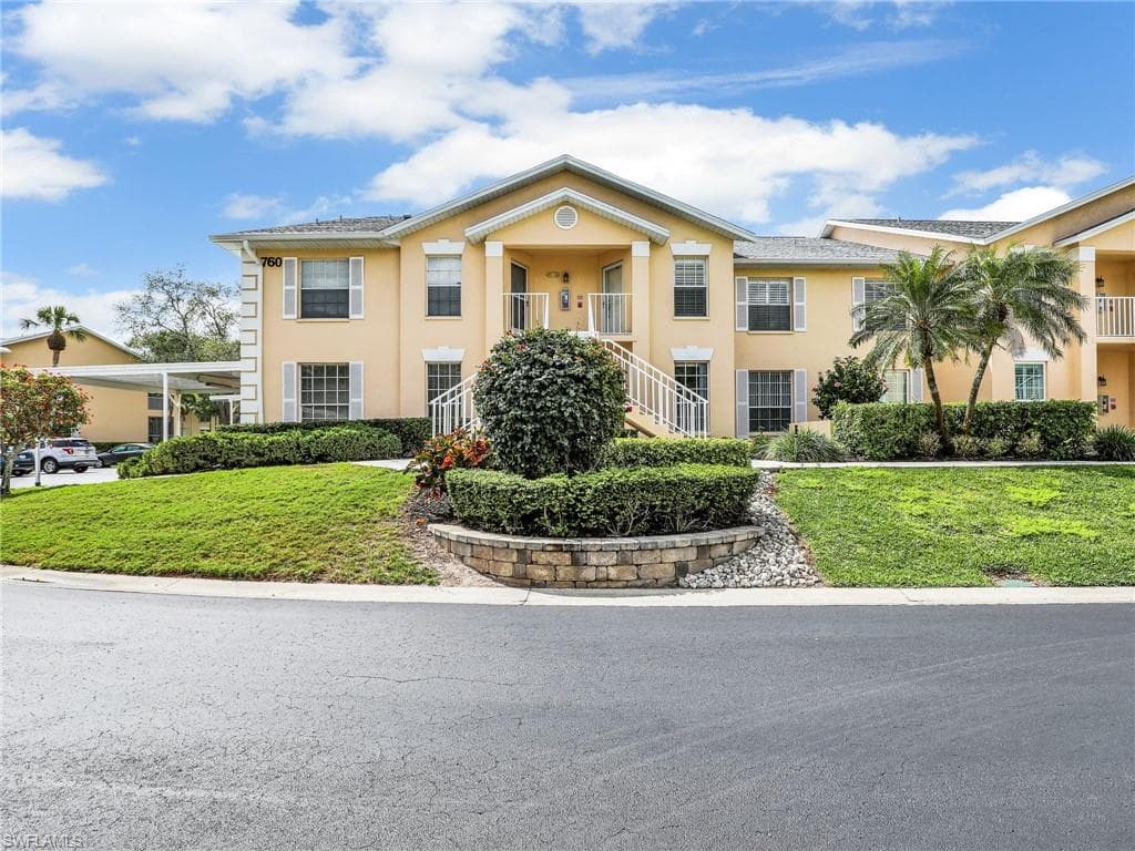 760 Wiggins Lake Dr 101, Naples, FL 34110-3
