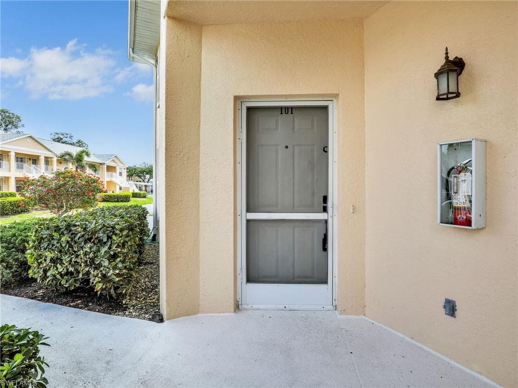 760 Wiggins Lake Dr 101, Naples, FL 34110-5