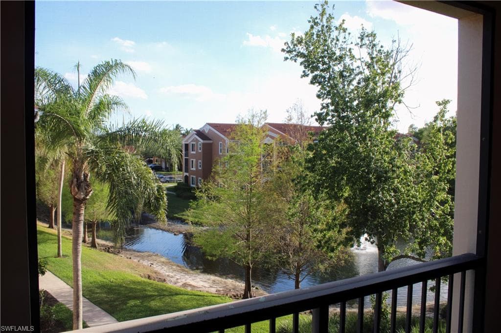 1190 Reserve Way 302, Naples, FL 34105-2