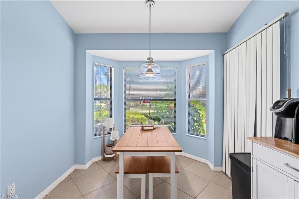 10790 Regent Cir 406, Naples, FL 34109-9