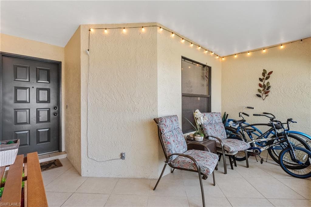 10790 Regent Cir 406, Naples, FL 34109-4