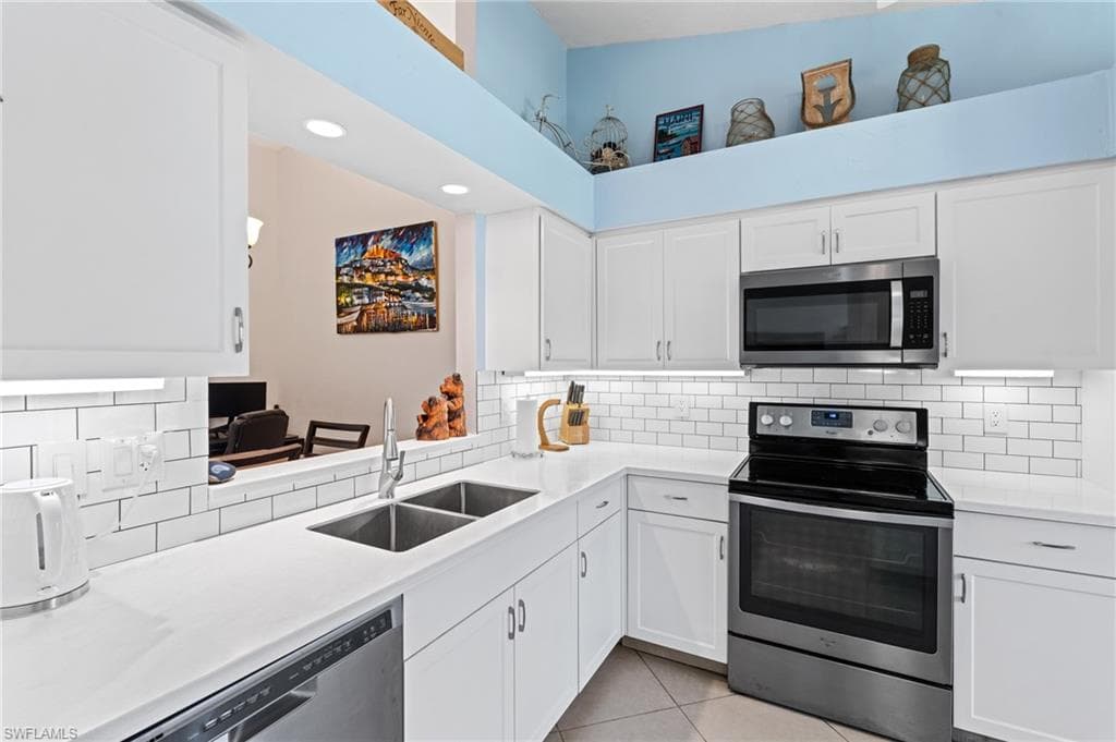 10790 Regent Cir 406, Naples, FL 34109-4