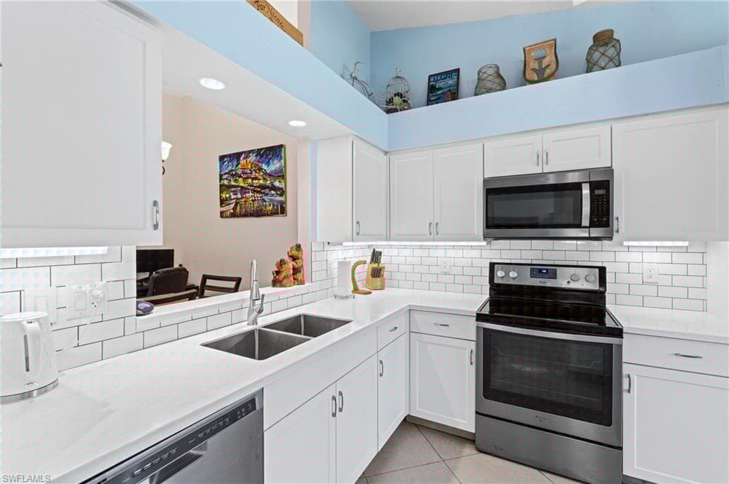 10790 Regent Cir 406, Naples, FL 34109-5