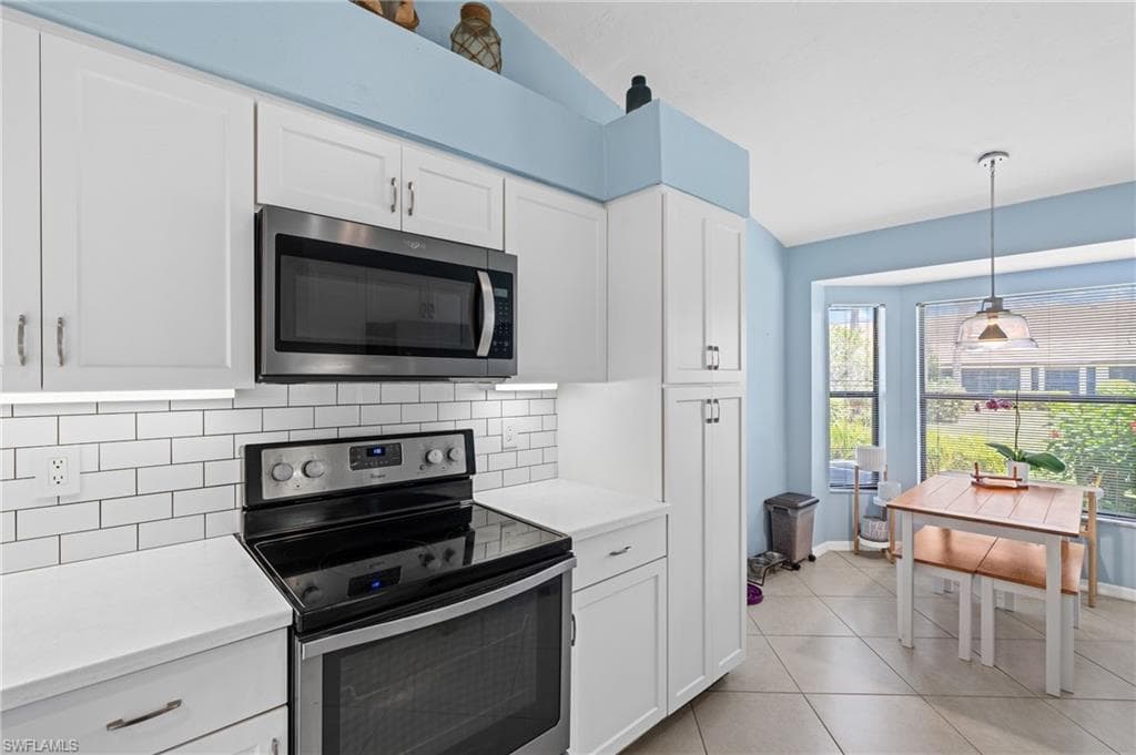 10790 Regent Cir 406, Naples, FL 34109-7
