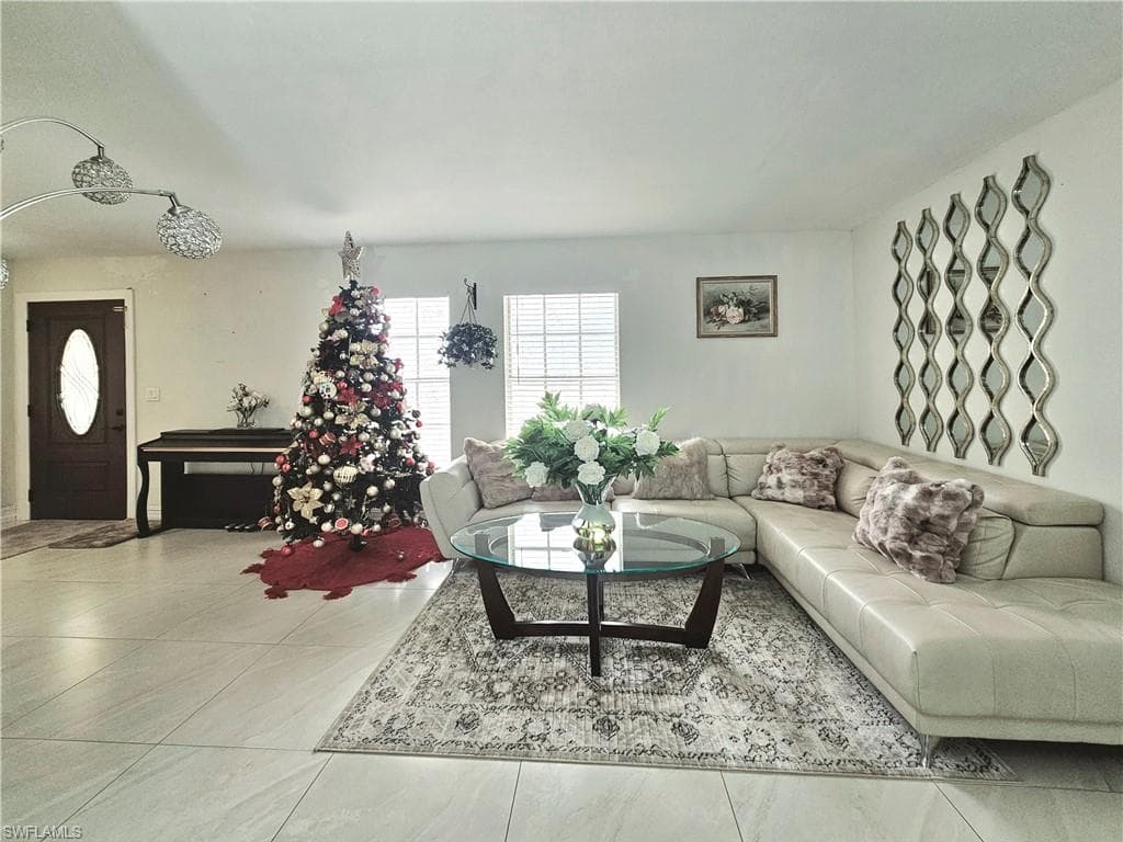 1117 35th Ter, Cape Coral, FL 33904-23