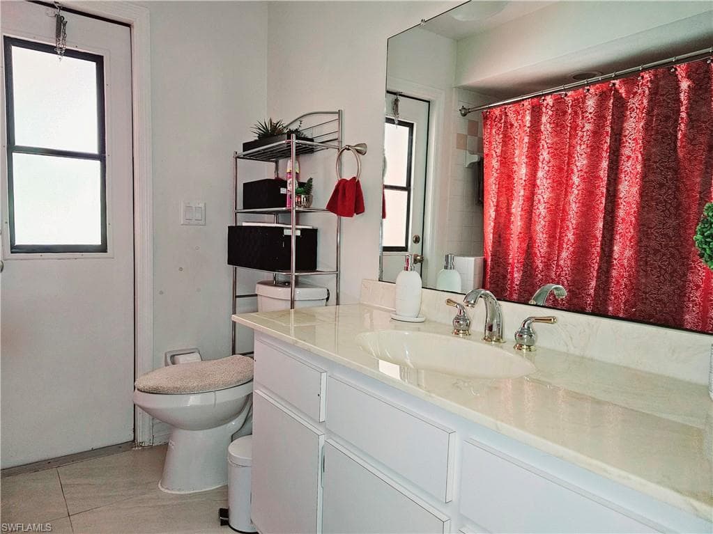 1117 35th Ter, Cape Coral, FL 33904-35