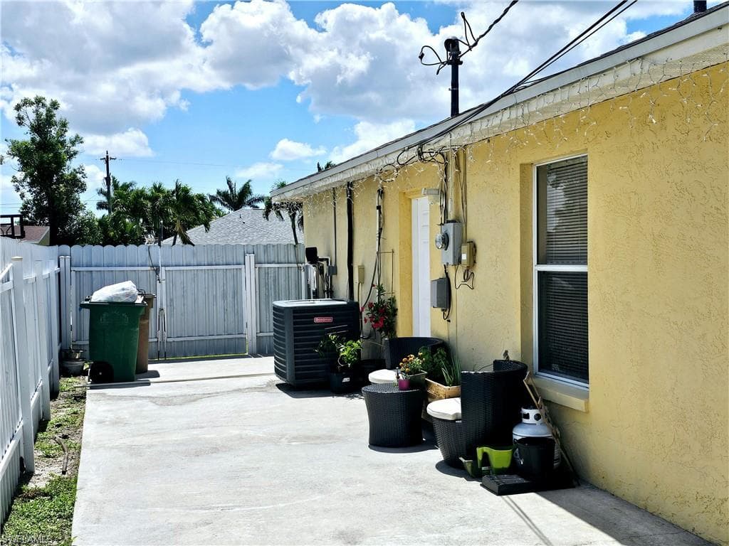 1117 35th Ter, Cape Coral, FL 33904-7