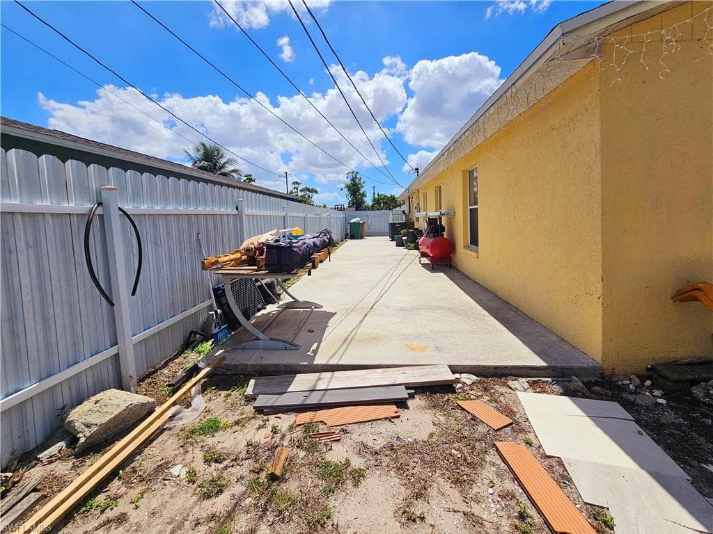 1117 35th Ter, Cape Coral, FL 33904-8