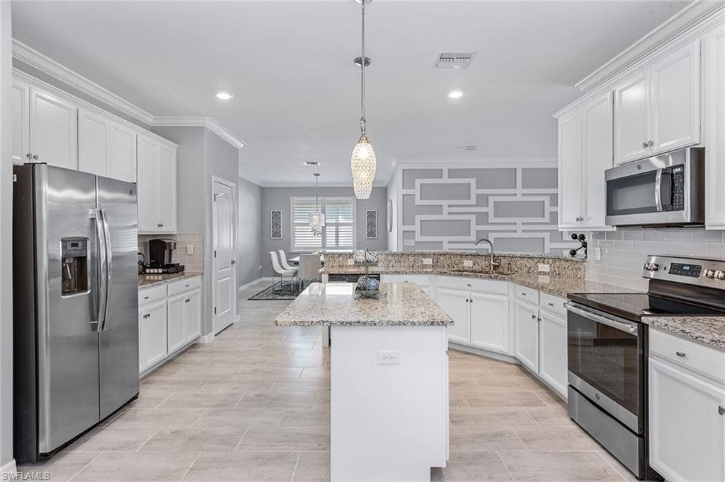 9381 Glenforest Dr, Naples, FL 34120-12