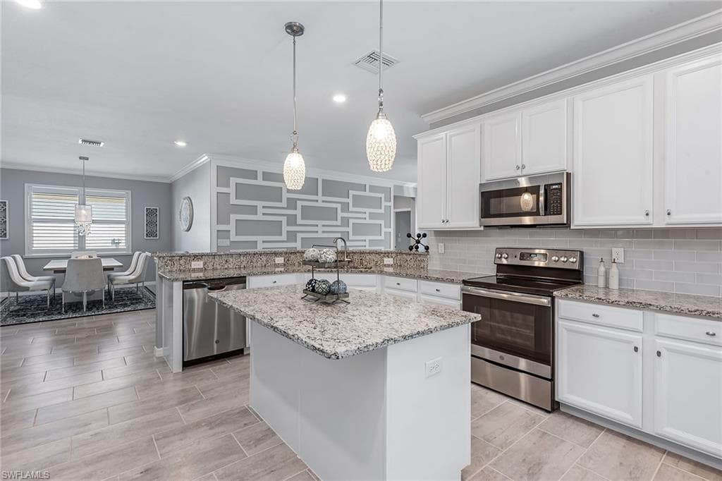9381 Glenforest Dr, Naples, FL 34120-3