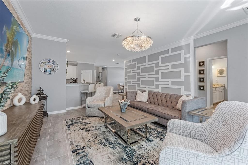 9381 Glenforest Dr, Naples, FL 34120-8