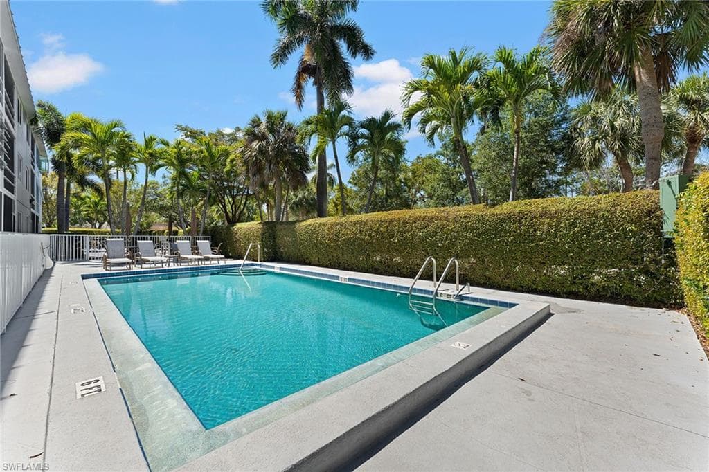 72 7th St S 210, Naples, FL 34102-13