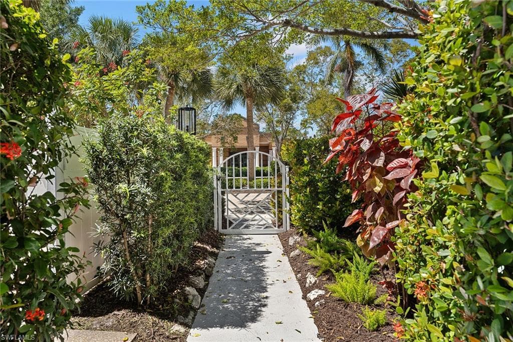 72 7th St S 210, Naples, FL 34102-14