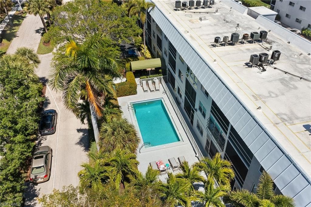 72 7th St S 210, Naples, FL 34102-15