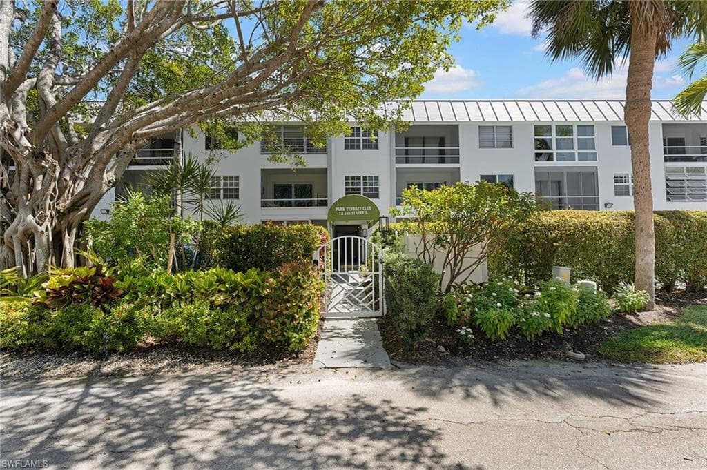 72 7th St S 210, Naples, FL 34102-2