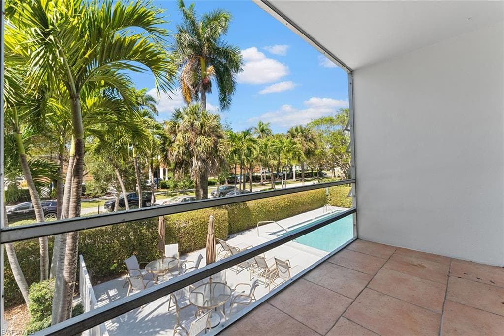 72 7th St S 210, Naples, FL 34102-4