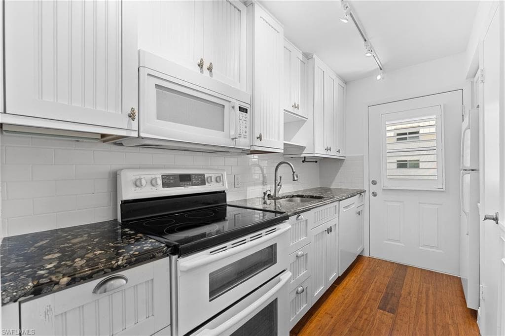 72 7th St S 210, Naples, FL 34102-8