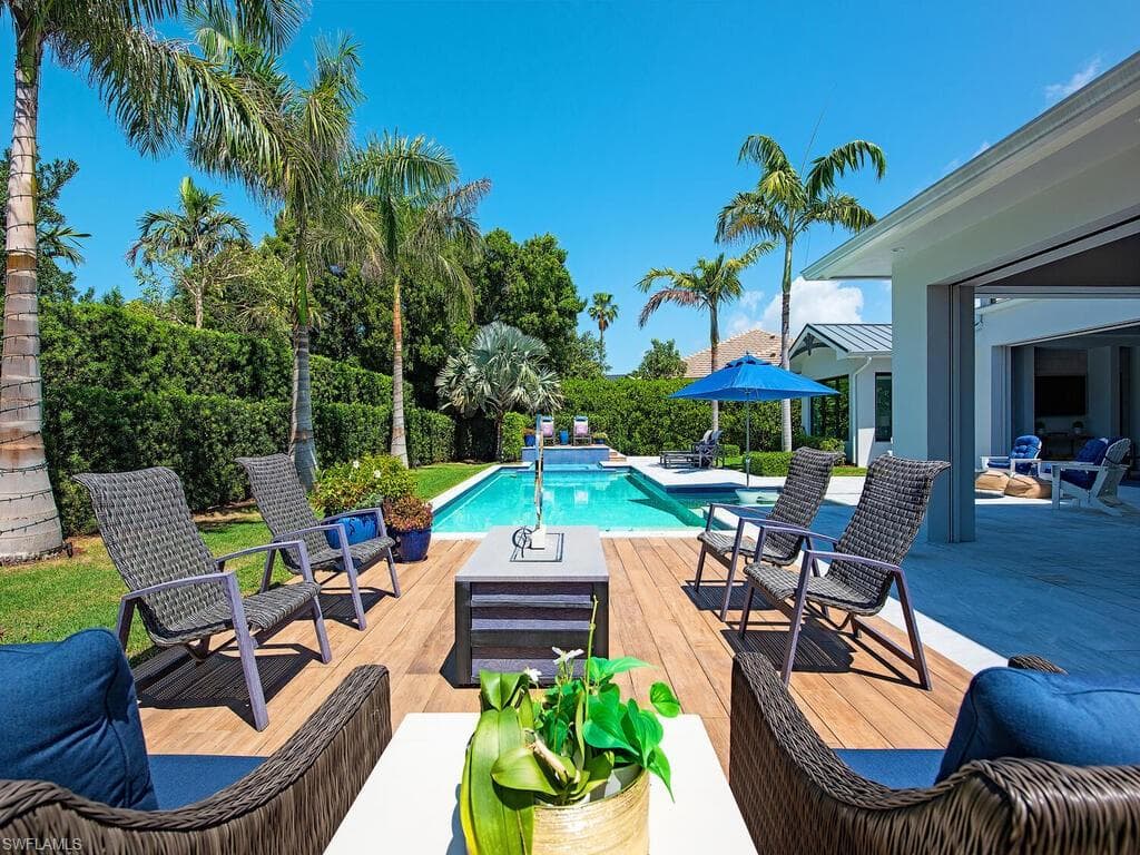 679 Rudder Rd, Naples, FL 34102-7