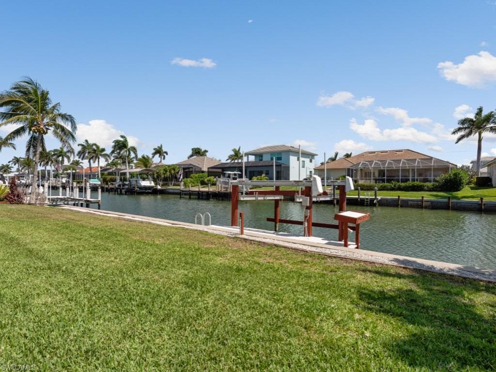 371 Edgewater Ct, Marco Island, FL 34145-4