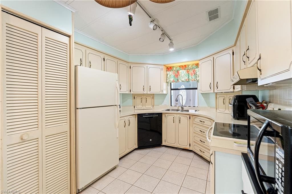 77 Atlantic Way 77, Naples, FL 34104-23