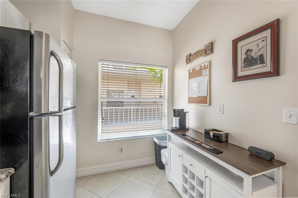 1044 Woodshire Ln B211, Naples, FL 34105-9