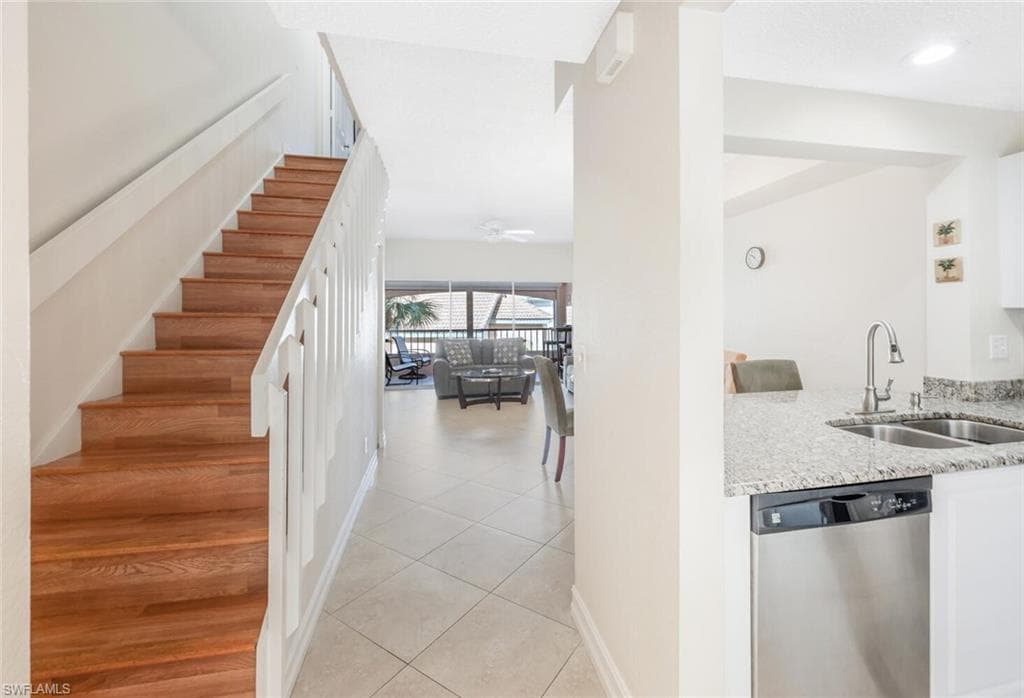 1044 Woodshire Ln B211, Naples, FL 34105-5