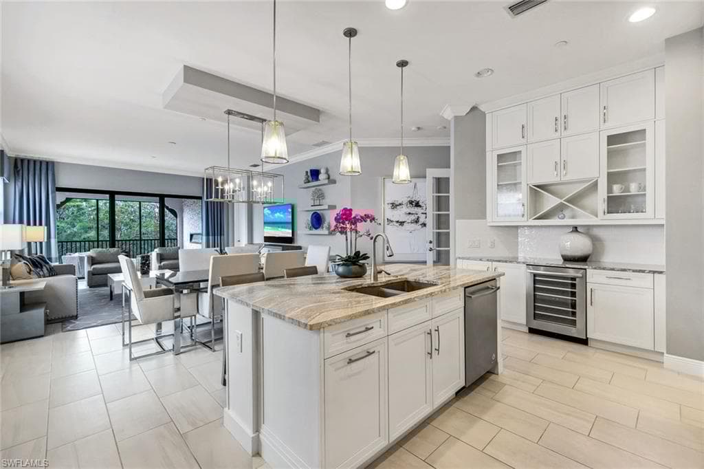16378 Viansa Way 301, Naples, FL 34110-8