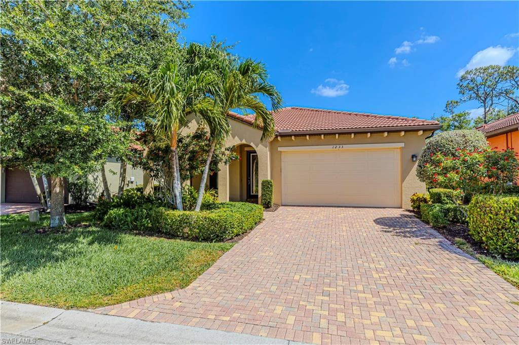 1233 Manado Dr, Naples, FL 34113-1