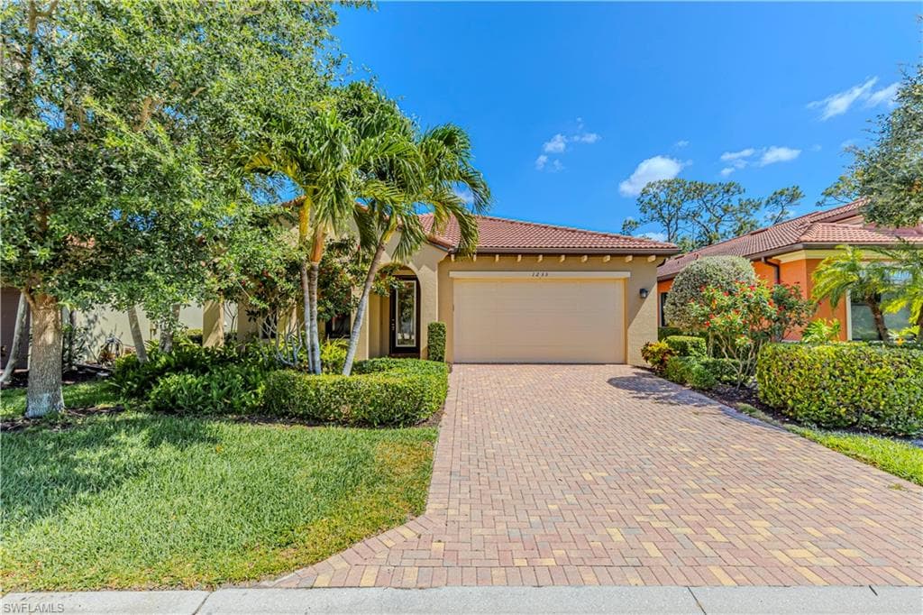 1233 Manado Dr, Naples, FL 34113-34