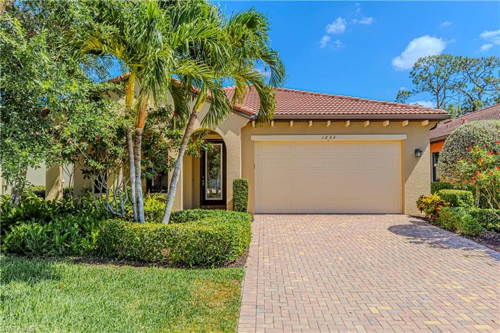 1233 Manado Dr, Naples, FL 34113-35