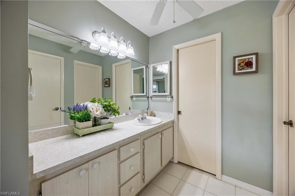 1085 Forest Lakes Dr 8108, Naples, FL 34105-18
