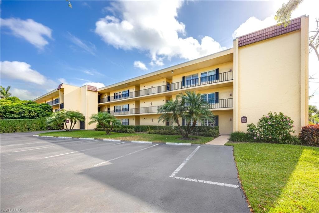 1085 Forest Lakes Dr 8108, Naples, FL 34105-1