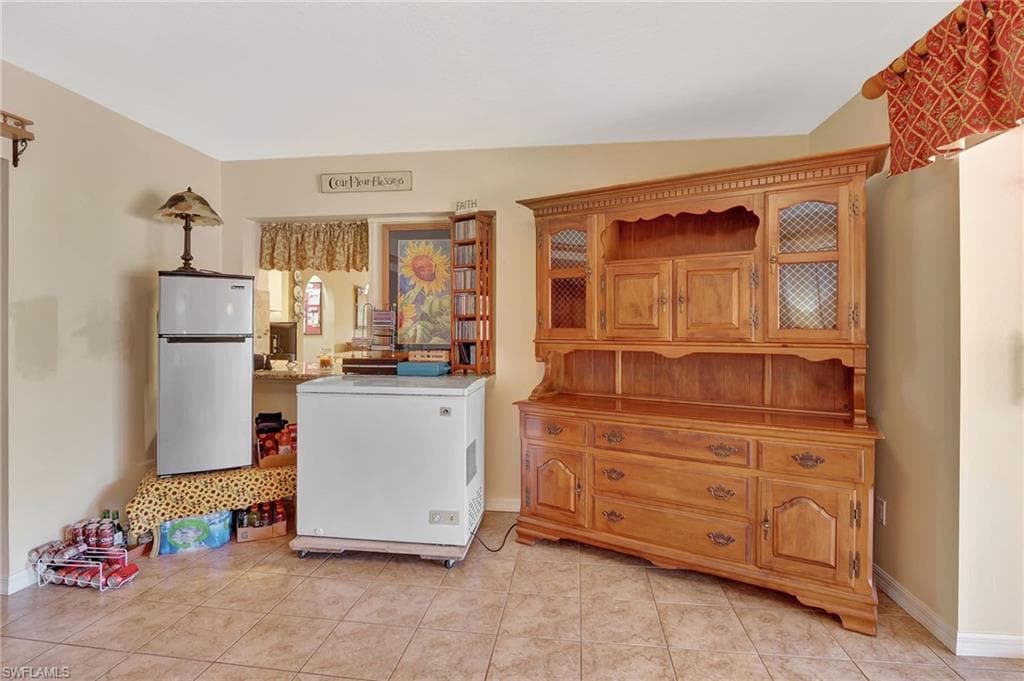2610 6th Ave NE, Naples, FL 34120-10