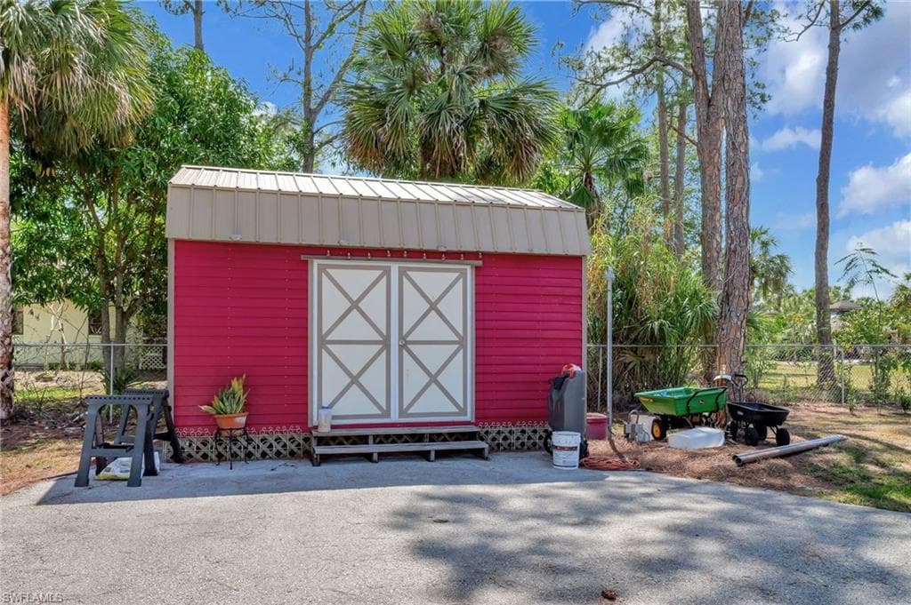 2610 6th Ave NE, Naples, FL 34120-44