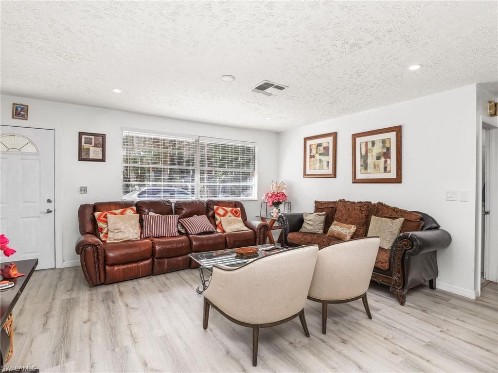 420 31st St SW, Naples, FL 34117-5