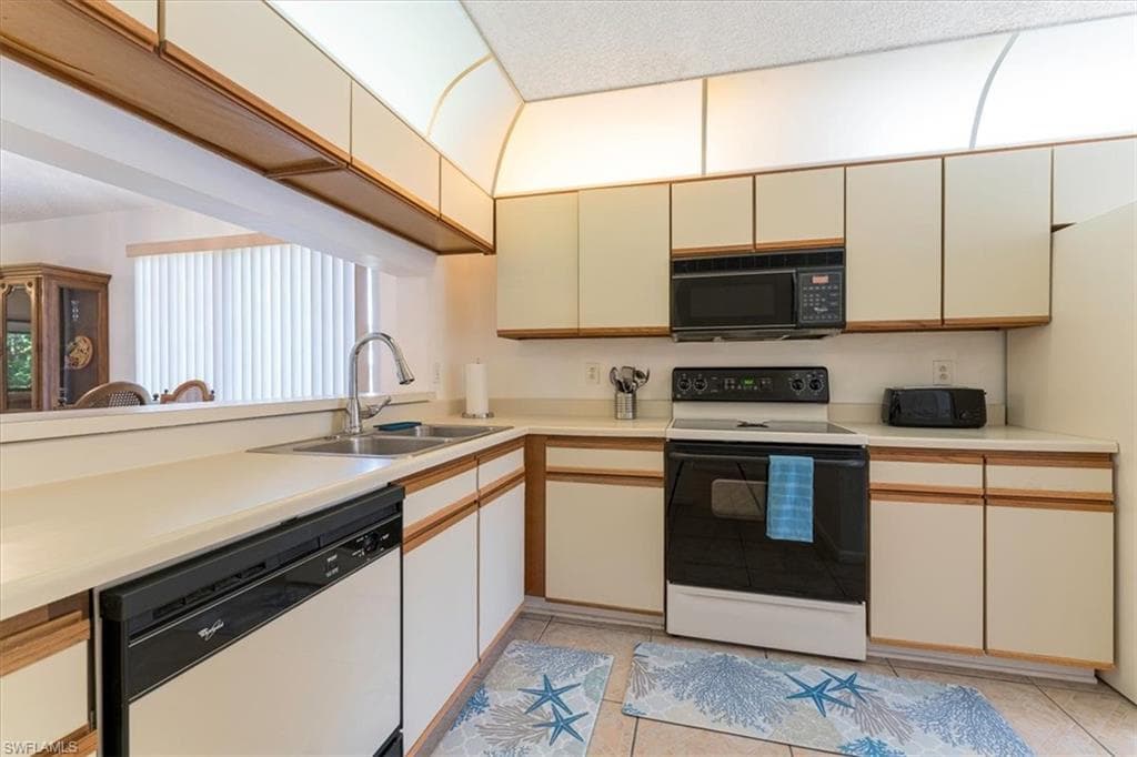 232 Pebble Beach Cir E104, Naples, FL 34113-8