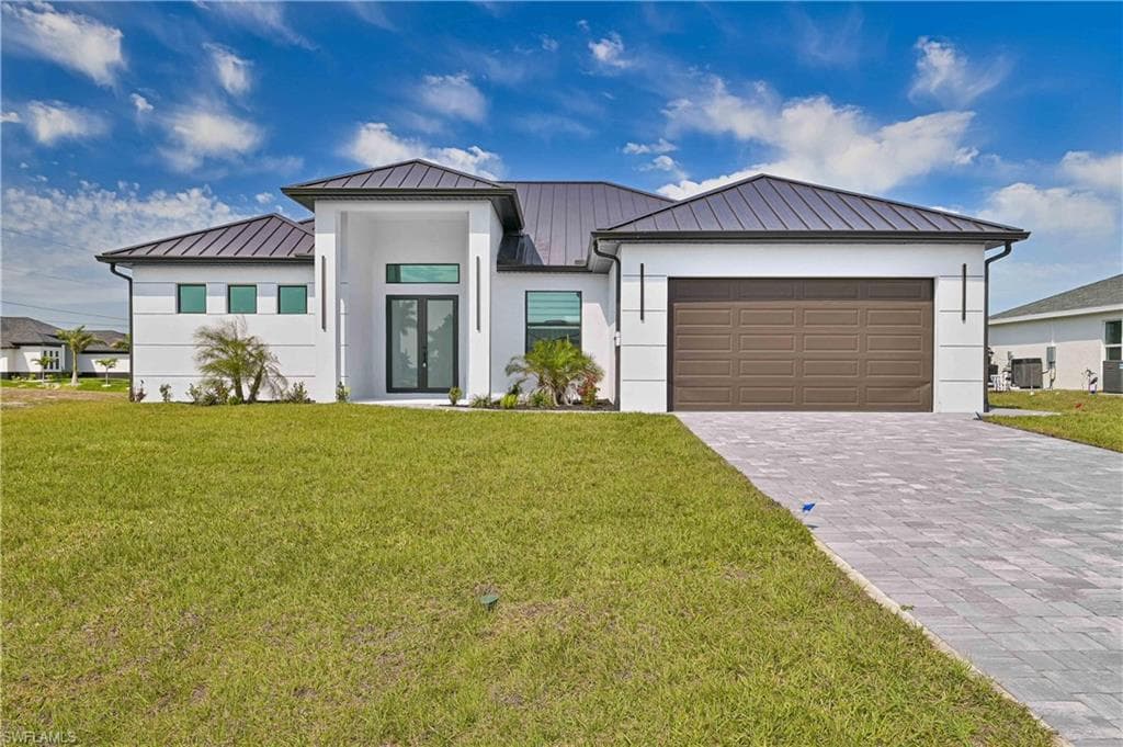 900 12th Pl, Cape Coral, FL 33993-2