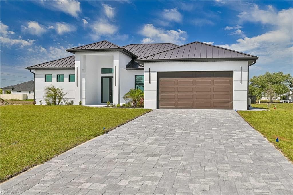 900 12th Pl, Cape Coral, FL 33993-3