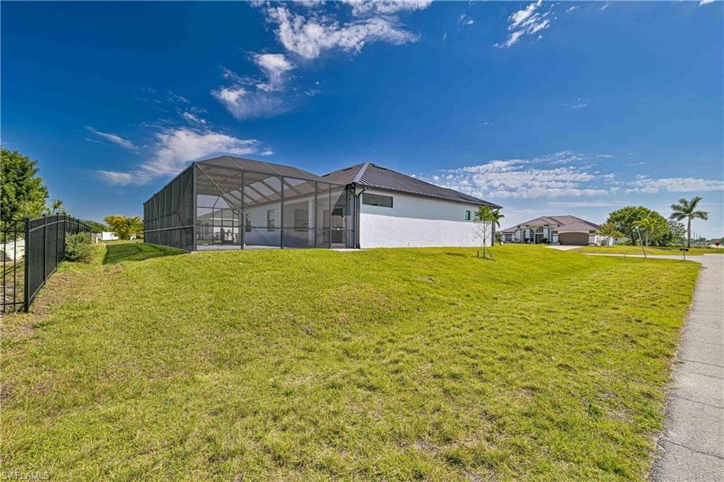 900 12th Pl, Cape Coral, FL 33993-4