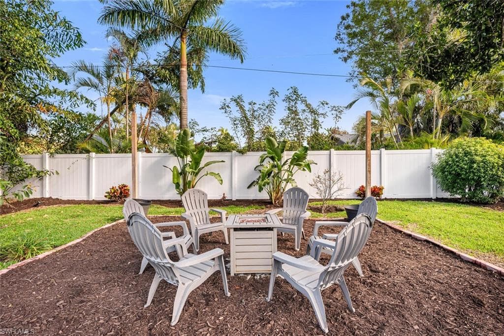 1255 Illinois Dr, Naples, FL 34103-17