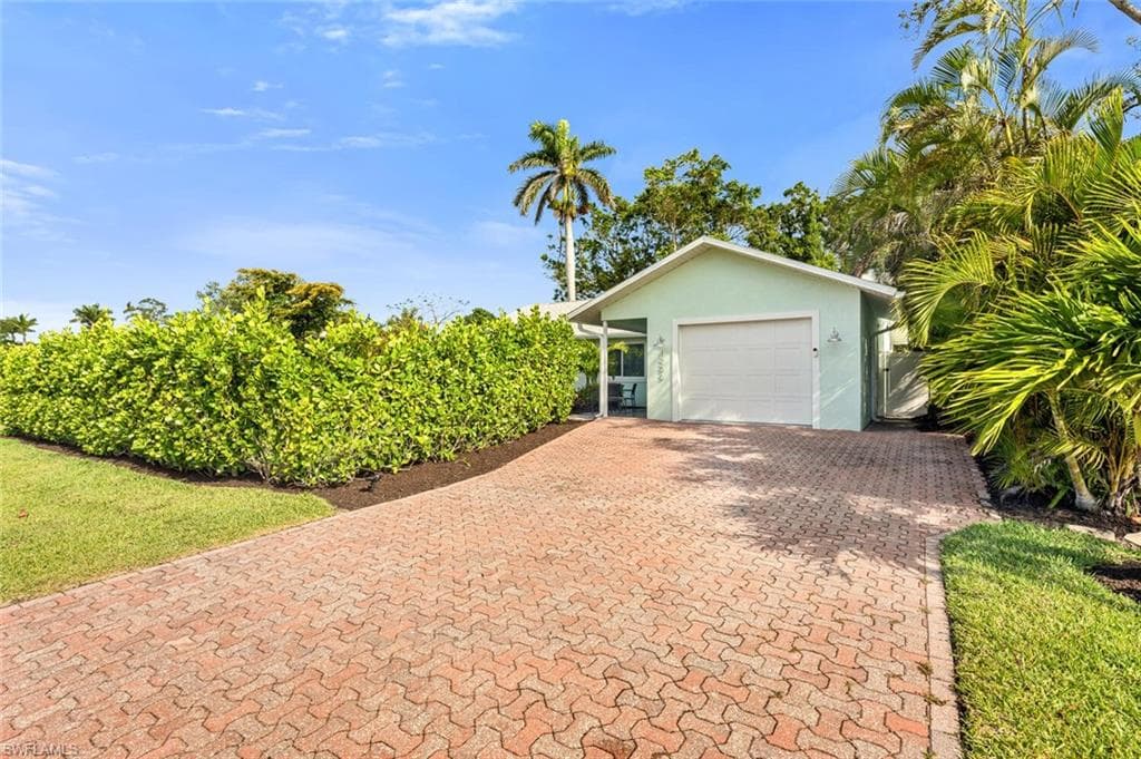 1255 Illinois Dr, Naples, FL 34103-3